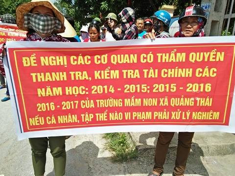 Phụ huynh cầm băng rôn đề nghị các cơ quan có thẩm quyền thanh tra, kiểm tra tài chính từ năm 2014 đến nay. Đến cuối giờ trưa nay, phụ huynh đã trở về nhà. Ảnh: Xuân Quang.