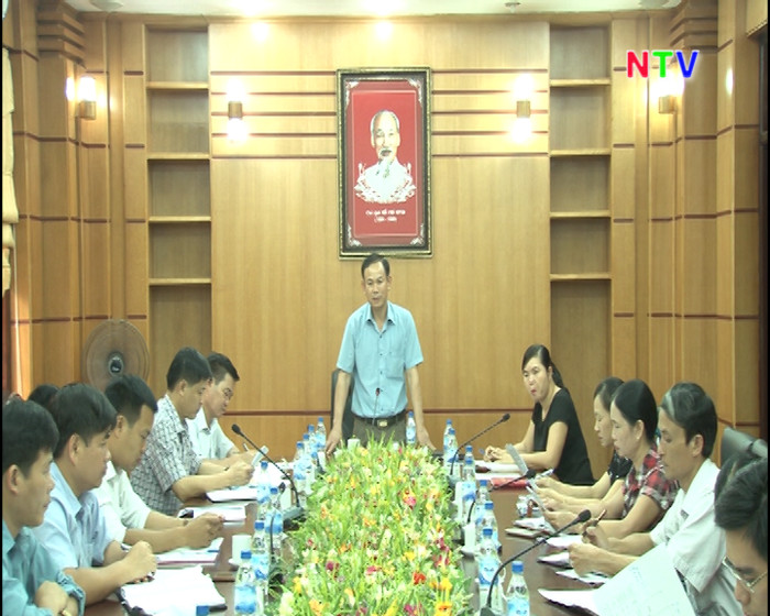 Lê Văn Hùng (đứng) - Phó Bí thư Huyện ủy, Chủ tịch Uỷ ban nhân dân huyện Như Thanh (ảnh: Thanhhoa.gov.vn). Lê Văn Hùng (đứng) - Phó Bí thư Huyện ủy, Chủ tịch Uỷ ban nhân dân huyện Như Thanh (ảnh: Thanhhoa.gov.vn).