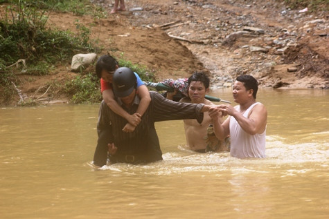 Quanh năm đối mặt với rất nhiều khó khăn nhưng các thầy cô luôn động viên nhau nỗ lực vươn lên. Ảnh: Xuân Quang.