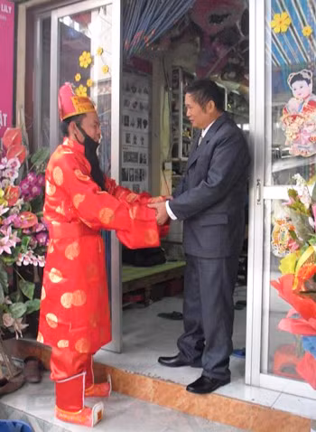 Nhiều gia đình thuê "ông Lộc" tới xông đất đầu năm, mong cả năm gia đình mình sẽ đón nhận nhiều tài lộc, bình yên. Ảnh đăng trên Báo điện tử Vnexpress.net.