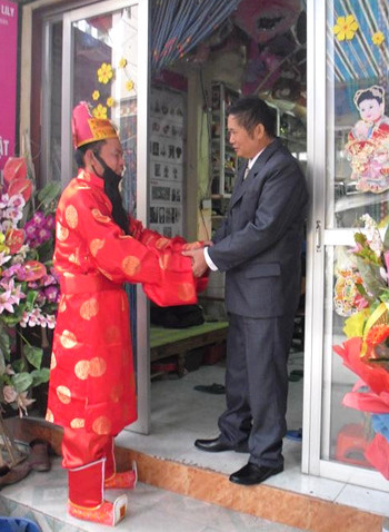 Nhiều gia đình thuê &quot;ông Lộc&quot; tới xông đất đầu năm, mong cả năm gia đình mình sẽ đón nhận nhiều tài lộc, bình yên. Ảnh đăng trên Báo điện tử Vnexpress.net.