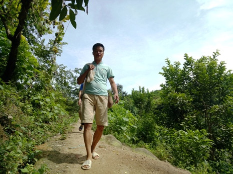 Ở điểm trường lẻ này, thầy Lang Văn Tuất được phong là “thợ săn” với những kỹ năng bắt cá, tôm có một không hai. Ảnh: Hữu Chí.