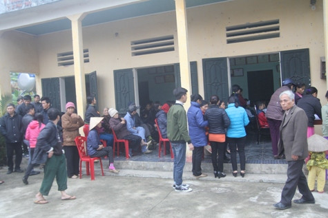 Ngay từ sáng sớm, rất nhiều hộ dân ở khu 3, phường Trường Thịnh đã có mặt tại nhà văn hóa khu dân cư để nhận quà. Ảnh: Quốc Toản.