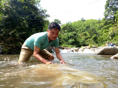 ...Muốn bắt được cá vào ban ngày, phải choàng lưới chài quanh hộc đá hoặc gốc cây, sau đó dùng sức tác động mạnh vào vật trú ẩn của cá, tôm để chúng từ hộc đá, gốc cây lao ra, dính vào chài lưới”, thầy Tuất cho hay. Ảnh: Hữu Chí.
