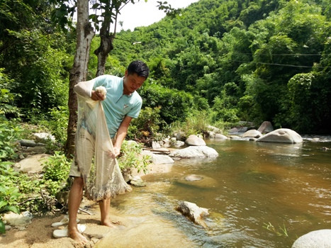 Với kinh nghiệm của mình, thầy Tuất có thể biết chi tiết khu vực tránh trú của cá, tôm và thời điểm có thể bắt được nhiều cá, tôm nhất...