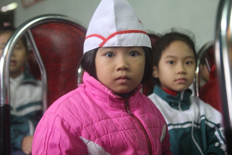 Một học sinh trường Tiểu học Trường Thịnh trong diện được nhận quà tài trợ. Ảnh: Quốc Toản.