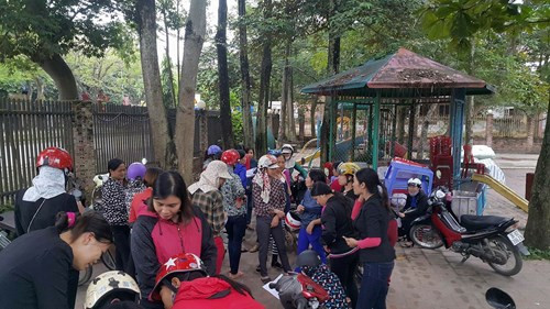 Hàng trăm lao động tại huyện Yên Định bị đẩy ra đường vì quyết định tuyển dụng trái luật trước đó của bà Ngô Thị Hoa. Ảnh THỤY DU. Hàng trăm lao động tại huyện Yên Định bị đẩy ra đường vì quyết định tuyển dụng trái luật trước đó của bà Ngô Thị Hoa. Ảnh THỤY DU.