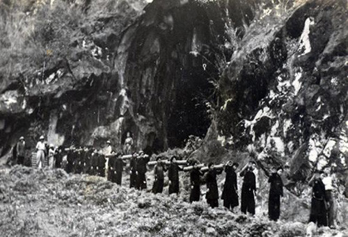 Lực lượng dân công hỏa tuyến tham gia mở đường trong chiến dịch Điện Biên Phủ. Ảnh tư liệu/dangcongsan.vn. Lực lượng dân công hỏa tuyến tham gia mở đường trong chiến dịch Điện Biên Phủ. Ảnh tư liệu/dangcongsan.vn.