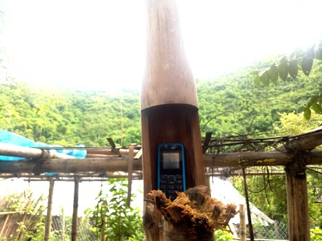 Những chiếc điện thoại được dể nghiêm ngắn trong hộc luồng để hứng sóng và có người túc trực thường xuyên. Ảnh: Hữu Chí. Những chiếc điện thoại được dể nghiêm ngắn trong hộc luồng để hứng sóng và có người túc trực thường xuyên. Ảnh: Hữu Chí.