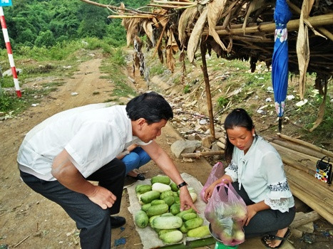 Bí thư Huyện ủy Lê Minh Thông cho xe dừng tại cột mốc biên giới Việt - Lào để mua dưa cho anh em trong đoàn lót dạ. Ảnh: Xuân Quang. Bí thư Huyện ủy Lê Minh Thông cho xe dừng tại cột mốc biên giới Việt - Lào để mua dưa cho anh em trong đoàn lót dạ. Ảnh: Xuân Quang.