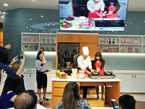 Ông Hiroharu Motohashi, Tổng Giám đốc Ajinomoto Việt Nam mặc tạp dề vào bếp làm món pizza mỳ khiến nhiều người bất ngờ, thích thú. Ảnh: Thụy Du.