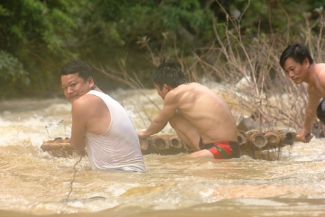 Thầy cô băng rừng, vượt suối vận động học sinh đến trường sau mưa bão ảnh 11