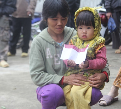 Những hộ trong diện hộ nghèo có mặt rất sớm. Ảnh: Quốc Toản.