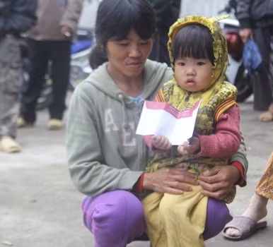 Những hộ trong diện hộ nghèo có mặt rất sớm. Ảnh: Quốc Toản.