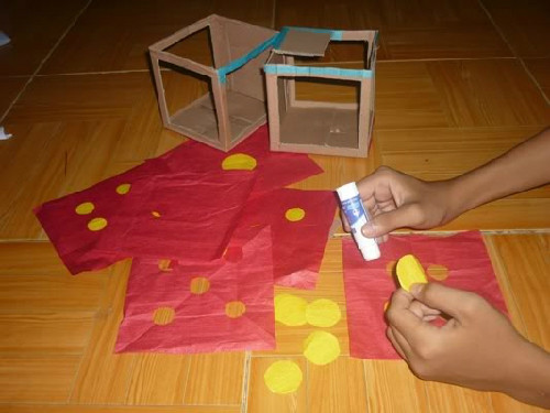 Từ nhà ra đến chuồng gà ngày 30 Tết đều được khoác áo đỏ đón giao thừa (ảnh đăng trên Vnexpress.net).