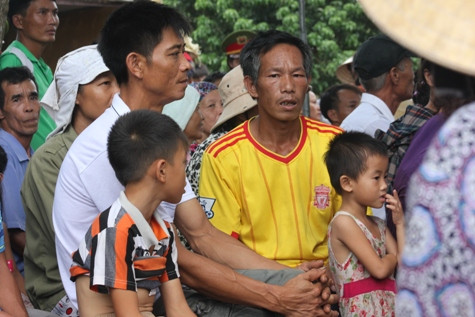 Nhiều phụ huynh xã Quảng Vọng lắng nghe ý kiến phát biểu của Bí thư huyện ủy Quảng Xương. Ảnh: Xuân Quang.