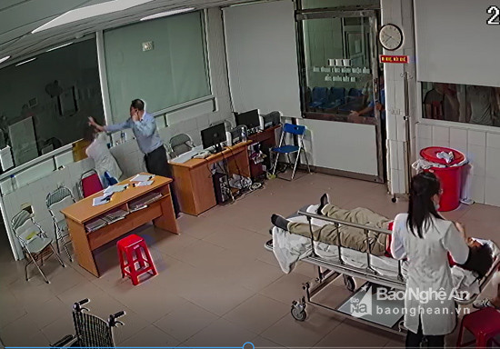 Cảnh bác sĩ Hoàng Thị Minh bị hành hung. Ảnh: Trích xuất camera bệnh viện. Ảnh cắt từ video. Cảnh bác sĩ Hoàng Thị Minh bị hành hung. Ảnh: Trích xuất camera bệnh viện. Ảnh cắt từ video.