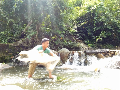 Thầy bảo: “Thường khoảng 20 giờ tối, khi sương bắt đầu rơi, cá trong hang mới ra ngoài ăn sương. Đây là thời điểm thích hợp nhất để bắt cá. Chỉ cần một mảnh chài lưới nhỏ, quăng vài mẻ là đủ ăn cho cả ngày hôm sau...