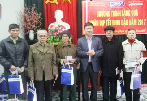 Ông Nguyễn Tiến Bình trao quà cho người có công. Ảnh: Quốc Toản.