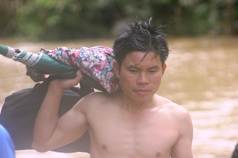 Trưởng thôn bản Cơn - anh Lương Văn Huân, cùng các thầy cô Trường tiểu học Yên Thắng 1, Trung học cơ sở Yên Thắng lội suối để tới bản Vịn. Ảnh Xuân Quang.