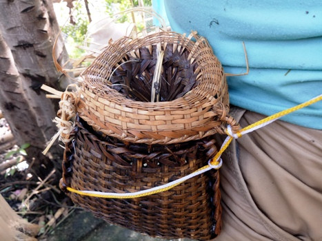 Mỗi lần ra suối đánh cá, thầy Tuất đều mang theo "hành trang" là chiếc chài và giỏ đựng cá, tôm. Ảnh: Hữu Chí.