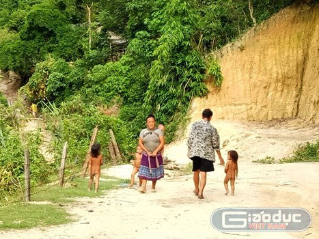 Những đứa trẻ vùng cao trần trụi theo bố mẹ ra suối. Ảnh: Xuân Quang.