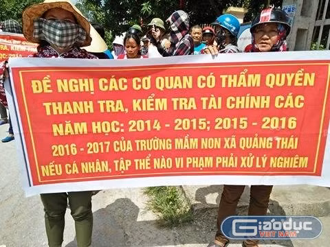 Phụ huynh cầm băng rôn đề nghị các cơ quan có thẩm quyền thanh tra, kiểm tra tài chính từ năm 2014 đến nay. Nếu cá nhân, tập thể nào vi phạm phải xử lý nghiêm. Ảnh: XUÂN QUANG. Phụ huynh cầm băng rôn đề nghị các cơ quan có thẩm quyền thanh tra, kiểm tra tài chính từ năm 2014 đến nay. Nếu cá nhân, tập thể nào vi phạm phải xử lý nghiêm. Ảnh: XUÂN QUANG.