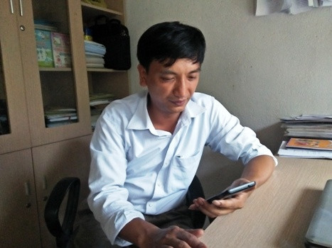 Mỗi lúc nhớ nhà, Thầy Minh lại lấy điện thoại ra để xem ảnh gia đình. Ảnh: Xuân Quang. Mỗi lúc nhớ nhà, Thầy Minh lại lấy điện thoại ra để xem ảnh gia đình. Ảnh: Xuân Quang.