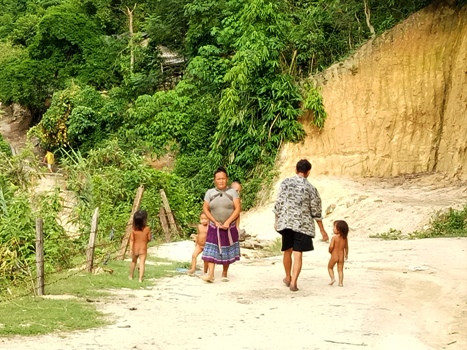 Những đứa trẻ vùng biên. Ảnh: Xuân Quang. Những đứa trẻ vùng biên. Ảnh: Xuân Quang.