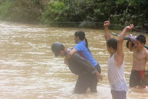 Qua được suối Ngàm, thì quần áo trên người cũng ướt sũng. Ảnh: Xuân Quang.