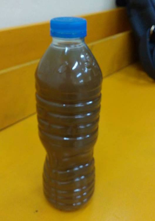 Một chai thuốc có màu nâu sậm, không nhãn mác, không rõ nguồn gốc có giá 500 nghìn đồng (ảnh: TRINH PHÚC). Một chai thuốc có màu nâu sậm, không nhãn mác, không rõ nguồn gốc có giá 500 nghìn đồng (ảnh: TRINH PHÚC).