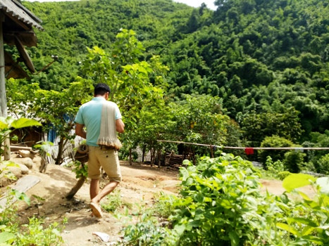 Như thường lệ, sau khi kết thúc giờ học, thầy Tuất lại ra suối đánh cá như một ngư dân chài lưới chuyên nghiệp. Con suối nhỏ bên cạnh khu lẻ của trường tiểu học Trung Lý 2 được xem là nguồn cung cấp thực phẩm tươi sống chính (tôm, cá) cho bữa ăn của các thầy cô giáo. Ảnh: Hữu Chí.