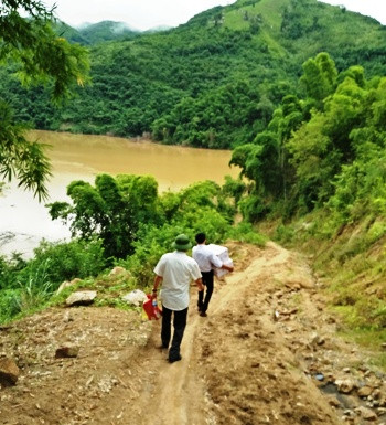 Để đến được bản Cò Cài phải vượt sông Mã bằng đò. Bản làng nằm tách biệt với thế giới bên ngoài. Ảnh: Xuân Quang. Để đến được bản Cò Cài phải vượt sông Mã bằng đò. Bản làng nằm tách biệt với thế giới bên ngoài. Ảnh: Xuân Quang.