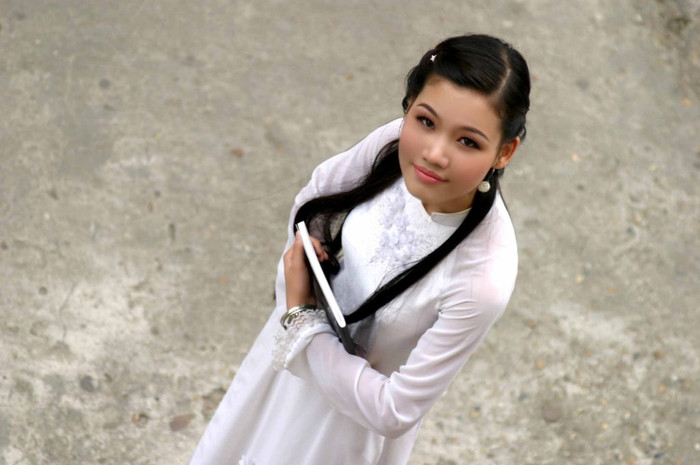 Bích hiện đang là sinh viên năm thứ ba khoa Hệ thống Thông tin Kinh tế (trước đây là khoa Tin học Thương mại) - Đại học Thương Mại. Bích thích tìm hiểu các nền văn hóa, thích sự trải nghiệm và học hỏi những kiến thức mới. Đến với cuộc thi ảnh Nữ sinh trong mơ do báo tổ chức, Bích muốn kể một câu chuyện về một cô gái đất Kinh Bắc luôn cố gắng rèn luyện học tập với ước mơ trở thành một người phụ nữ thành đạt Bích hiện đang là sinh viên năm thứ ba khoa Hệ thống Thông tin Kinh tế (trước đây là khoa Tin học Thương mại) - Đại học Thương Mại. Bích thích tìm hiểu các nền văn hóa, thích sự trải nghiệm và học hỏi những kiến thức mới. Đến với cuộc thi ảnh Nữ sinh trong mơ do báo tổ chức, Bích muốn kể một câu chuyện về một cô gái đất Kinh Bắc luôn cố gắng rèn luyện học tập với ước mơ trở thành một người phụ nữ thành đạt