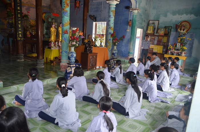 Một buổi học Kinh Phật của những đứa trẻ mồ côi trong chùa Thanh Sơn (Ảnh: tác giả cung cấp). Một buổi học Kinh Phật của những đứa trẻ mồ côi trong chùa Thanh Sơn (Ảnh: tác giả cung cấp).