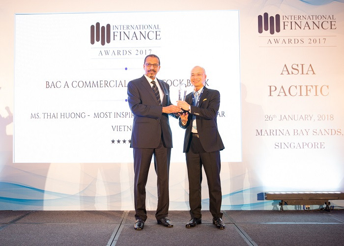 Ông Chu Nguyên Bình - Phó Tổng Giám đốc BAC A BANK (bên phải) thay mặt bà Thái Hương - Tổng Giám đốc BAC A BANK nhận giải thưởng Lãnh đạo truyền cảm hứng của năm. Ông Chu Nguyên Bình - Phó Tổng Giám đốc BAC A BANK (bên phải) thay mặt bà Thái Hương - Tổng Giám đốc BAC A BANK nhận giải thưởng Lãnh đạo truyền cảm hứng của năm.