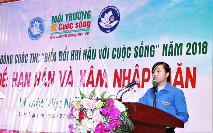 Bạn sinh viên Lù Thị Quỳnh Trưởng nhóm “Mẹ Trái đất” - Tác phẩm đạt giải nhất tập thể trong cuộc thi “Biến đổi khí hậu với cuộc sống” năm 2017, chủ đề “Lũ lụt, hạn hán và hành động của chúng ta”.