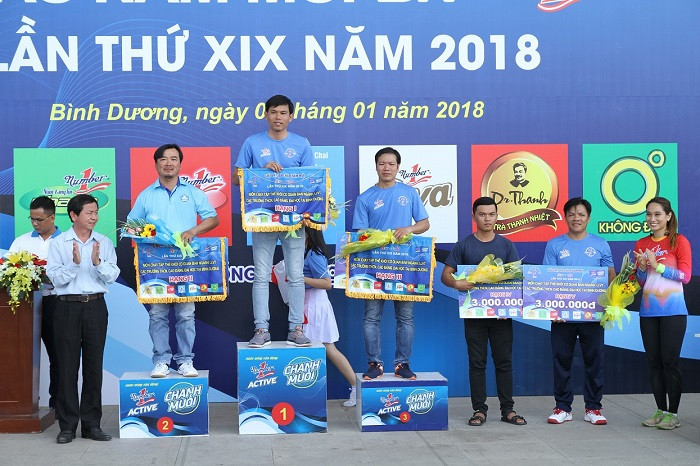 Vận động viên Vũ Phương Thanh - Đại sứ thương hiệu của nhãn hàng nước uống vận động Number 1 cùng lãnh đạo đài Phát thanh truyền hình Bình Dương trao giải cho các Vận động viên. Vận động viên Vũ Phương Thanh - Đại sứ thương hiệu của nhãn hàng nước uống vận động Number 1 cùng lãnh đạo đài Phát thanh truyền hình Bình Dương trao giải cho các Vận động viên.