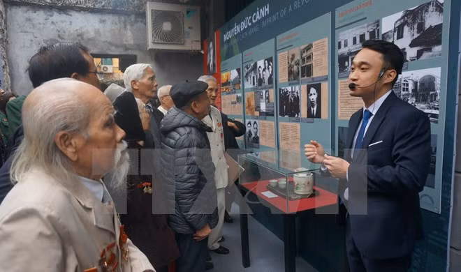 Các đại biểu tham quan trưng bày chuyên đề. (Ảnh: Đinh Thuận/TTXVN).