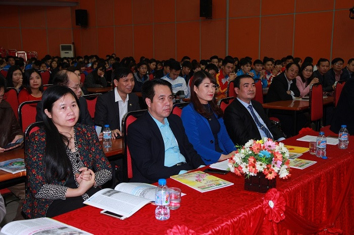 Các vị đại biểu tham gia buổi lễ phát động cuộc thi “Biến đổi khí hậu với Cuộc sống”.