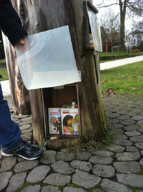 Mở cánh cửa nhựa để tìm sách ở "thư viện ngoài trời" (Ảnh: tác giả cung cấp).