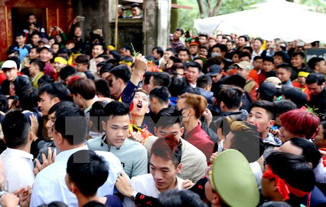 Nhiều thanh niên, trai tráng cố giành lấy phần lộc trầu cau để cầu mong một năm mới nhiều may mắn, sức khỏe. (Ảnh: Quang Quyết/TTXVN). Nhiều thanh niên, trai tráng cố giành lấy phần lộc trầu cau để cầu mong một năm mới nhiều may mắn, sức khỏe. (Ảnh: Quang Quyết/TTXVN).