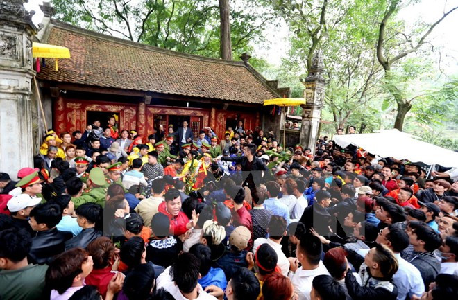 Nhiều thanh niên, trai tráng cố giành lấy phần lộc trầu cau. (Ảnh: Quang Quyết/TTXVN). Nhiều thanh niên, trai tráng cố giành lấy phần lộc trầu cau. (Ảnh: Quang Quyết/TTXVN).