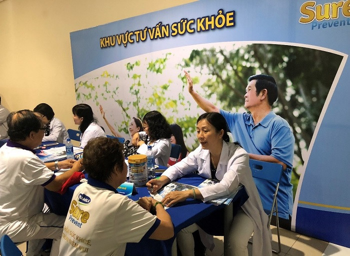 Các bác sĩ trung tâm dinh dưỡng Vinamilk và Phòng khám An Khang tư vấn sức khỏe cho các vận động viên cao tuổi tham gia chương trình. Các bác sĩ trung tâm dinh dưỡng Vinamilk và Phòng khám An Khang tư vấn sức khỏe cho các vận động viên cao tuổi tham gia chương trình.