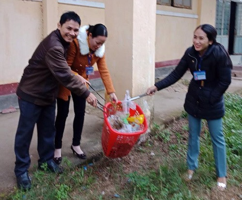 Thầy cô giáo cùng nhau dọn vệ sinh quanh nhà trường (Ảnh minh họa: tác giả cung cấp). Thầy cô giáo cùng nhau dọn vệ sinh quanh nhà trường (Ảnh minh họa: tác giả cung cấp).