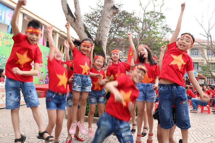 Trái bóng chưa lăn, nhưng các em đã tập dượt màn ăn mừng chiến thắng một cách hồn nhiên, vô tư và hết mình. Trái bóng chưa lăn, nhưng các em đã tập dượt màn ăn mừng chiến thắng một cách hồn nhiên, vô tư và hết mình.