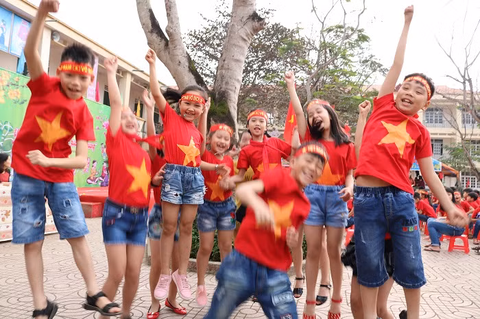 Trái bóng chưa lăn, nhưng các em đã tập dượt màn ăn mừng chiến thắng một cách hồn nhiên, vô tư và hết mình.