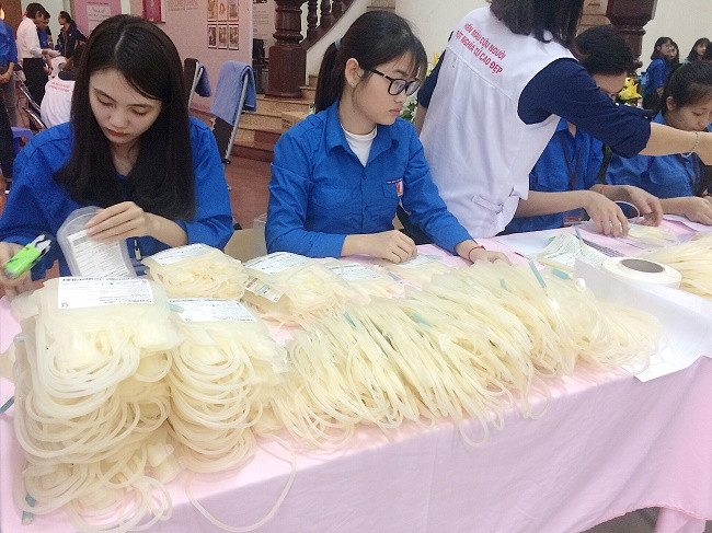 Bàn để túi đựng máu cho các bạn sinh viên tham gia hiến máu (Ảnh: An Nhiên). Bàn để túi đựng máu cho các bạn sinh viên tham gia hiến máu (Ảnh: An Nhiên).