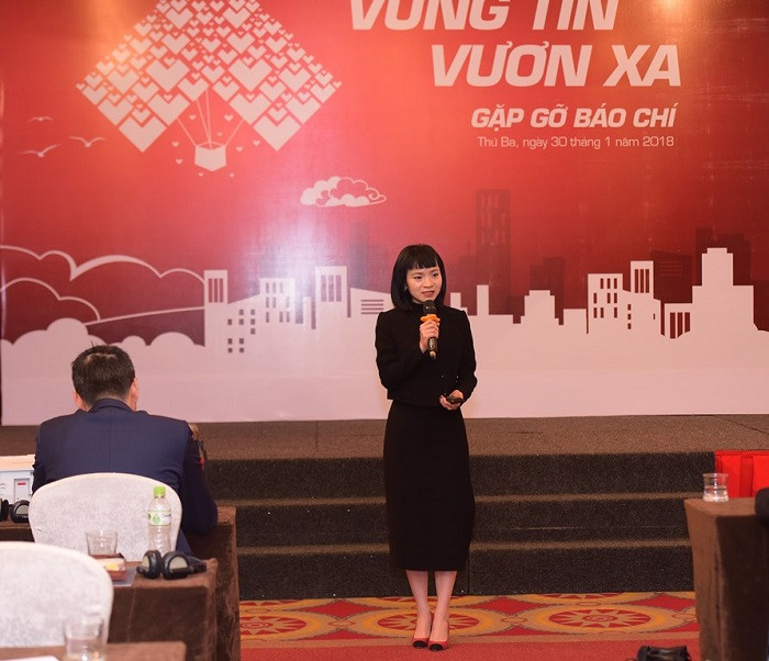 Bà Phạm Vũ Minh Đan - Giám đốc khối quản trị nguồn nhân lực chia sẻ tại buổi lễ. Bà Phạm Vũ Minh Đan - Giám đốc khối quản trị nguồn nhân lực chia sẻ tại buổi lễ.