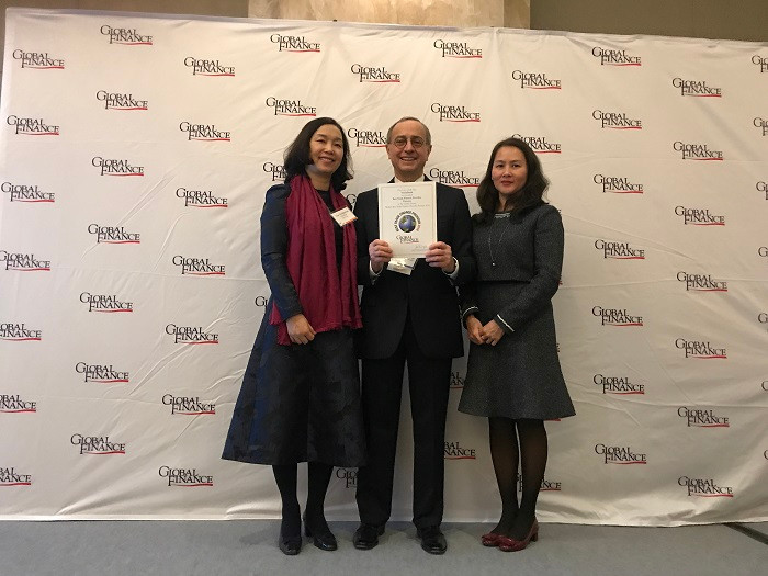 Bà Trần Thị Minh Đức (bên trái) và bà Lê Minh Hương đại diện VietinBank nhận giải “Ngân hàng cung cấp dịch vụ Tài trợ thương mại tốt nhất Việt Nam năm 2018”.